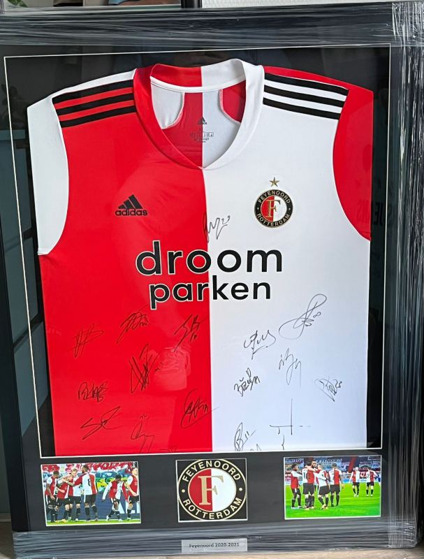 Feyenoord shirt signed by the football team